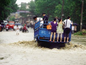 湖北咸宁居民涉水通行